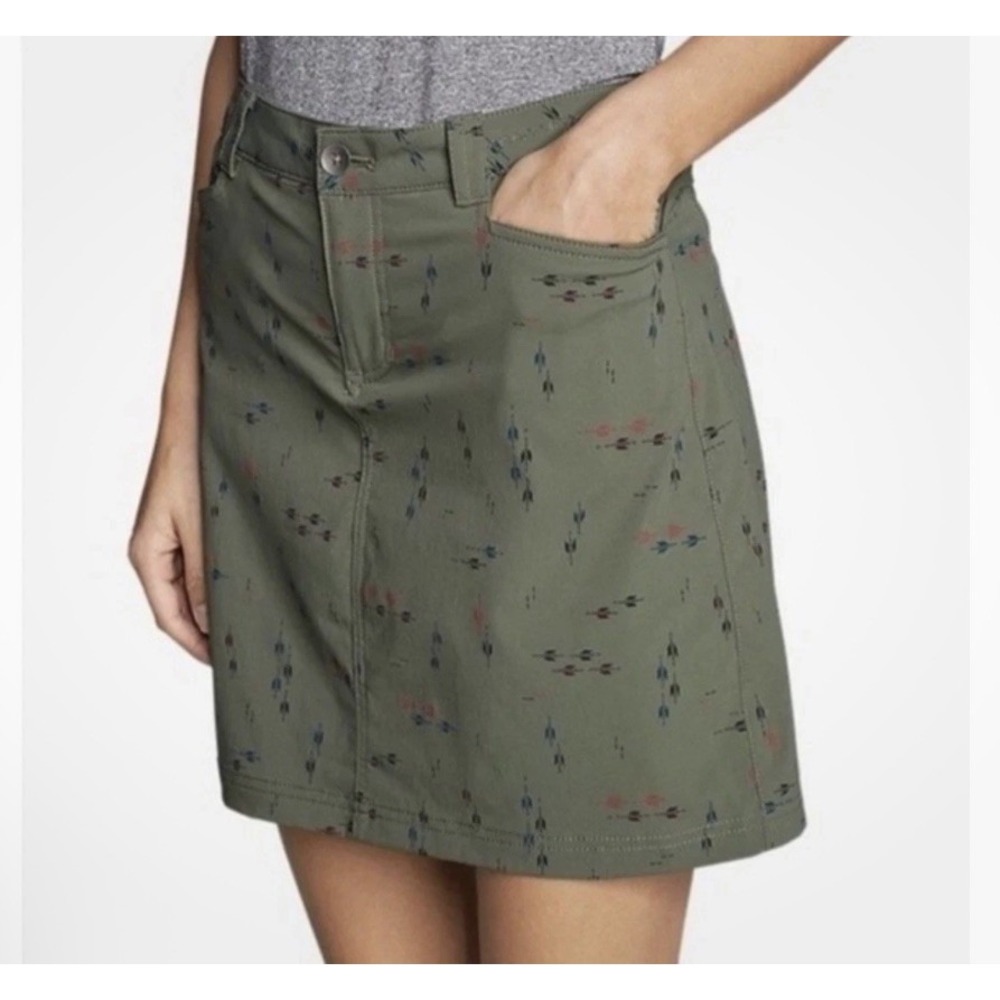 Eddie Bauer Adventurer 2.0 Skort in Women's Size 14 Green Tribal Southern Arrows